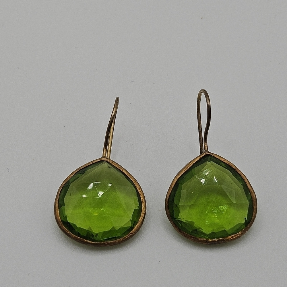 green faceted teardrop earrings in gold tone metal